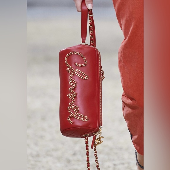 Chanel 
New Calfskin Chain 20s Signature Bowling Bag Red. Written in chain. - Picture 10 of 11